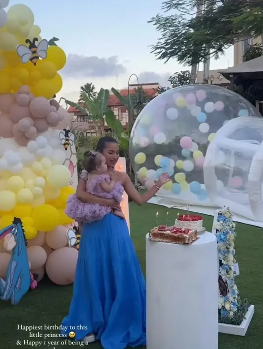 Pesta ulang tahun kian meriah dirayakan bersama keluarga Jennifer Coppen dan mendiang Dali Wassink. Terlihat juga beberapa sahabat yang turut meramaikan.