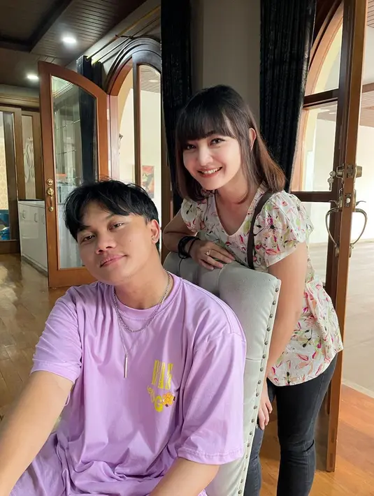 Bukan cuma Putri Delina, Riesca Rossianna juga sempat foto bersama Rizky Febian. (FOTO: instagram.com/riesca_rose_)