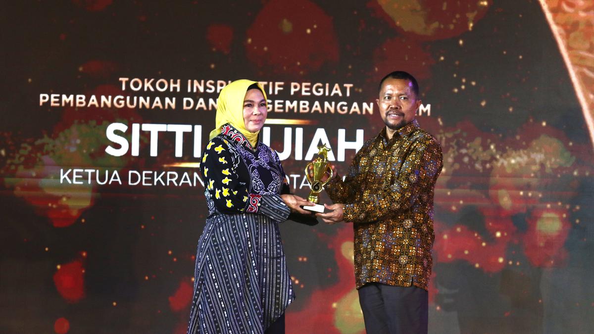 Siti Rujiah Khairul Raih Penghargaan Tokoh Inspiratif Pegiat Pembangunan dan Pengembangan UMKM di Festival 6