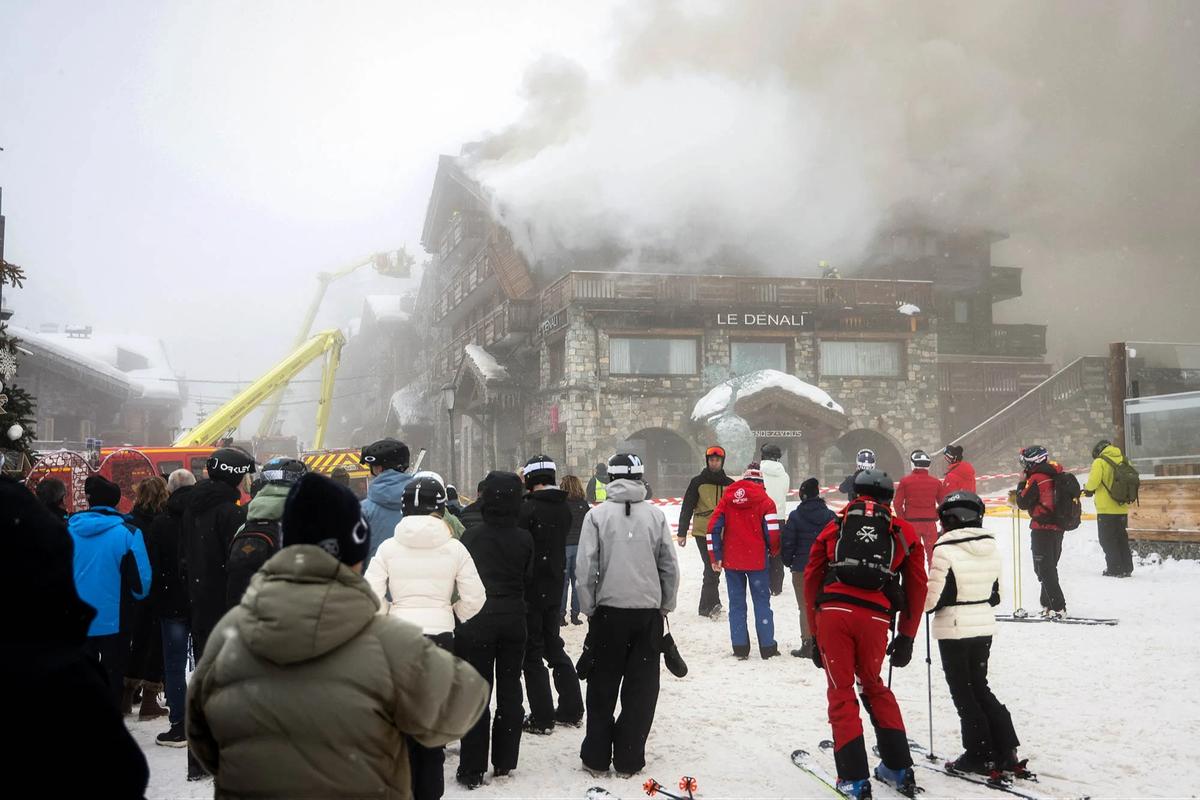 FOTO: Kebakaran Hebat Hanguskan Hotel Super Mewah di Courchevel Alpen Prancis