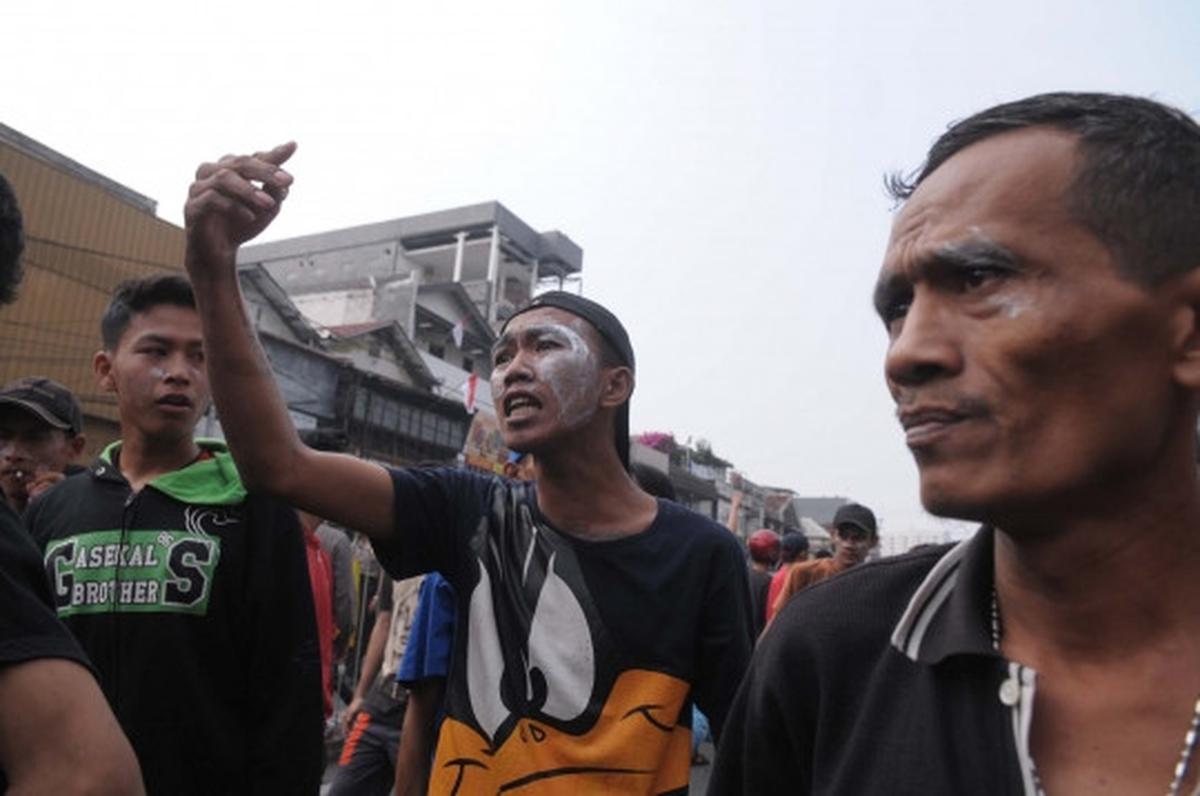 Tolak penggusuran, ratusan warga Kampung Pulo hadang Satpol PP