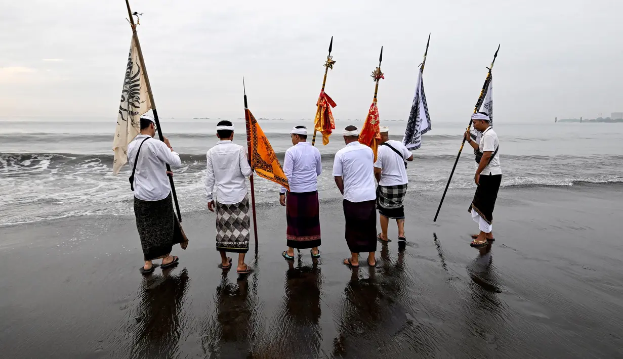 Upacara Melasti merupakan bagian penting dari budaya Bali yang melambangkan pemurnian dan persiapan jelang perayaan Nyepi. (Sonny TUMBELAKA/AFP)
