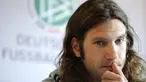 Torsten Frings, midfielder of the German national football team, gives a press conference on October 9, 2008 in Duesseldorf, western Germany. AFP PHOTO DDP/VOLKER HARTMANN