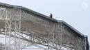 Pekerja melakukan pemasangan atap stadion balap sepeda atau velodrom di Rawamangun, Jakarta, Jumat (3/11). Pembangunan velodrom bertaraf internasional ini sudah mencapai 68 persen dan ditarget selesai, Juni 2018. (Liputan6.com/Helmi Fithriansyah)