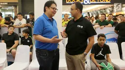 Gubernur DKI Jakarta Anies Baswedan berbincang dengan Ketum Partai Golkar sekaligus Menteri Perindustrian Airlangga Hartarto di Pluit Village Mall, Jakarta, Minggu (29/7). Mereka hadir pada acara National Training Camp Jr NBA. (Liputan6.com/Fery Pradolo)