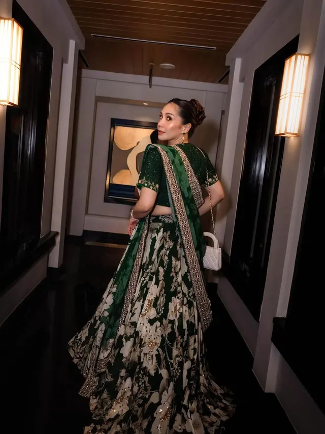 Pesona Elegan Nagita Slavina Hadiri Kondangan Berbalut Kurta dan Lehenga Floral, Terlihat Mewah dengan Tas Branded