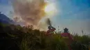 Petugas pemadam kebakaran memadamkan api di Taman Nasional Bromo Tengger Semeru di Desa Ngadas, Malang, Jawa Timur, 5 Agustus 2026. (AFP/ Muhammad Firman)