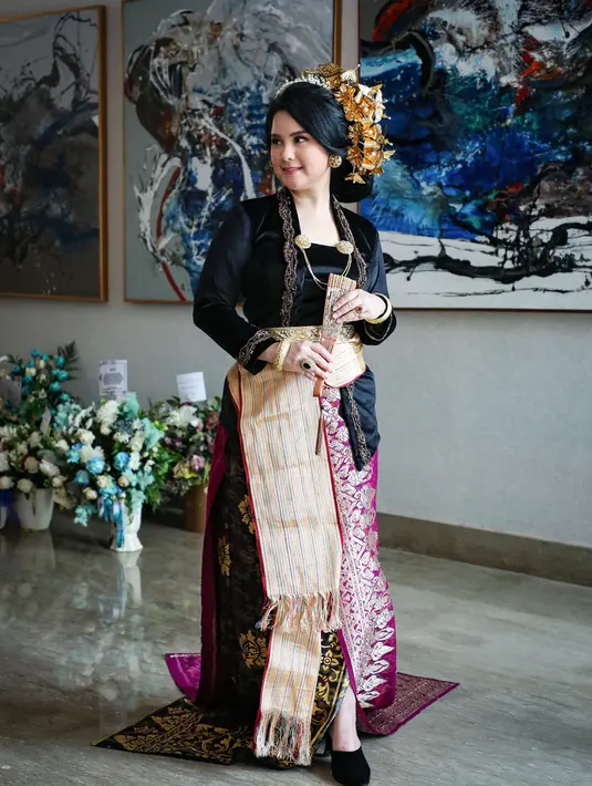 <p>Kebaya yang dikenakan memiliki model klasik. Kesan mewah terlihat dari material velvet disertai bordir benang emas yang menghiasi sisi kebaya. Sematan aksesori pemanis berupa perhiasan etnik yang terpasang juga semakin mempercantik tampilannya. (Foto: Istimewa/ Bintang Radityo).</p>