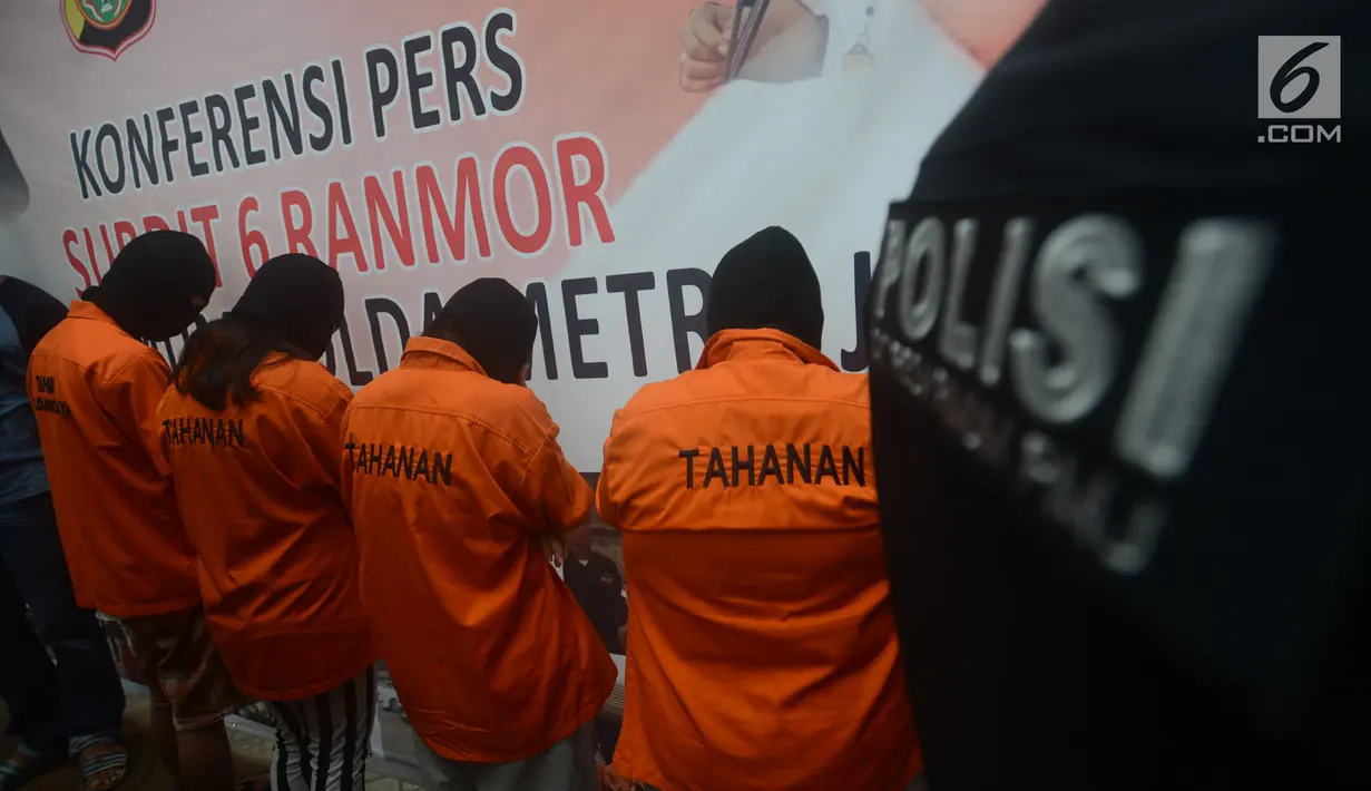 Polda Metro Jaya mengungkap kasus praktik prositusi di Apartemen Kalibata City dengan menyediakan ruangan kamar beserta penjaja seks, Jakarta, Kamis (29/3). (Merdeka.com/Imam Buhori)