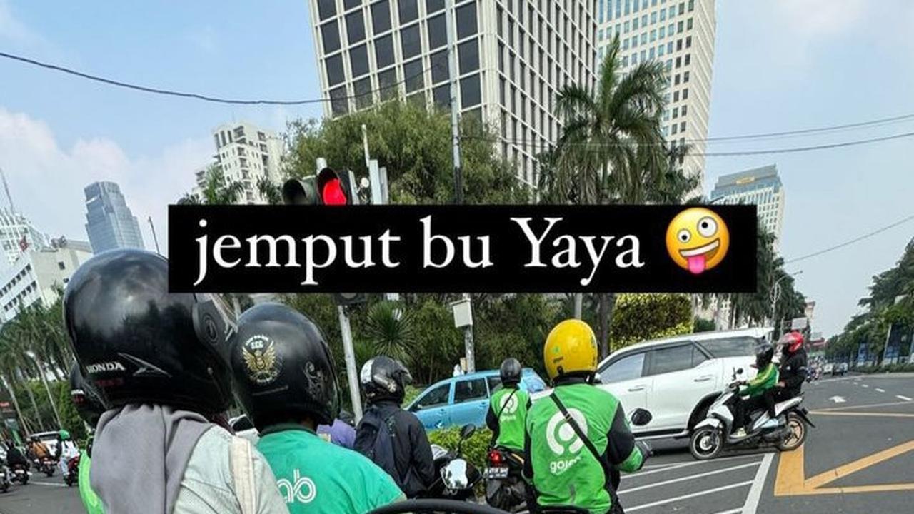 Dengan semangat, Ibnu Jamil menerjang teriknya matahari dan kemacetan Kota Jakarta demi menjemput putri kecilnya, menunjukkan dedikasi dan cinta seorang ayah.<br>