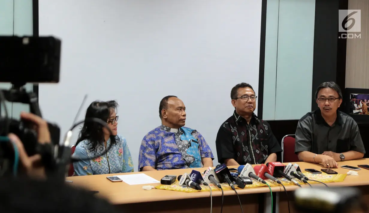 Kepala Humas PGI Jeirry Sumampow merespons peristiwa pemboman tiga gereja di Surabaya, di Jakarta, Minggu (13/5). Lembaga yang mewakili kaum Nasrani ini meminta kejadian tersebut tidak diseret ke ranah politik. (Merdeka.com/Iqbal S. Nugroho)