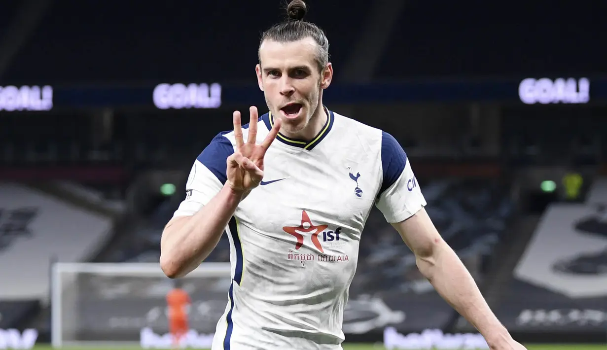 Penyerang Tottenham Hotspur, Gareth Bale, melakukan selebrasi usai mencetak gol ke gawang Sheffield United pada laga Liga Inggris di London, Minggu (2/5/2021). Tottenham menang dengan skor 4-0. (Shaun Botterill/Pool via AP)
