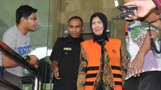 Istri Wali Kota Palembang Romi Herton, Masyitoh, diperiksa KPK selama 30 menit, Jakarta, Kamis (2/10/2014) (Liputan6.Com/Miftahul Hayat)