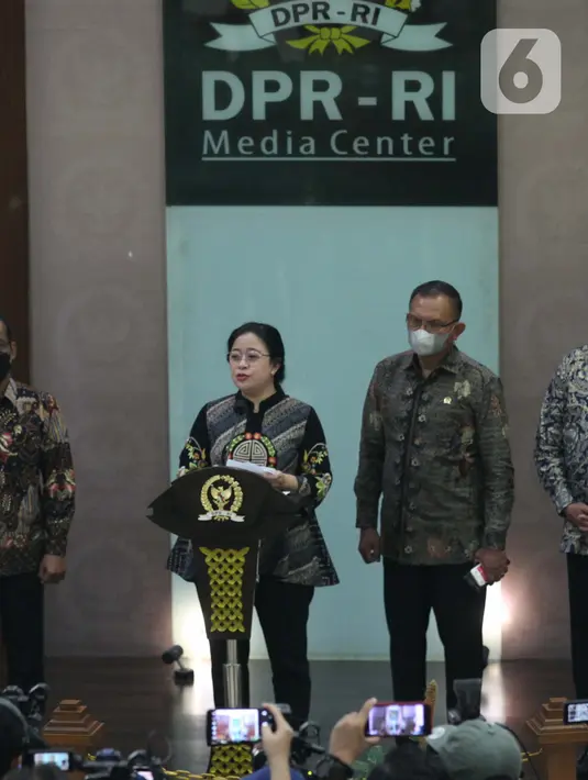 Ketua DPR Puan Maharani membacakan surat Presiden di Lobby Nusantara III, Kompleks Parlemen MPR/DPR-DPD, Jakarta, Rabu (3/11/2021).  Dalam Supres ini mengajukan KSAD Jendral TNI Andika Perkasa sebagai calon tunggal Panglima TNI menggantikan Marsekal Hadi Tjahjanto.  (Liputan6.com/Angga Yuniar)