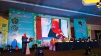 Mensos Khofifah Indar Parawansa menerangkan soal Perppu Kebiri di Surabaya, Jawa Timur, Kamis (2/6/2016) malam. (Liputan6.com/Dian Kurniawan) 