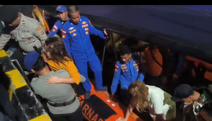 Proses evakuasi wisatawan yang tenggelam di pulau Podor, kawasan Balai Taman Nasional Komodo Labuan Bajo (Liputan6.com/Ola Keda)