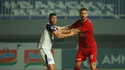 Pemain Persija Jakarta, Marco Motta (kanan) dijaga ketat oleh pemain Persita, Alex Dos Santos Goncalves pada pertandingan pekan kelima BRI Liga 1 di Stadion Pakansari, Selasa (28/9/2021). (Bola.com/ M Iqbal Ichsan)