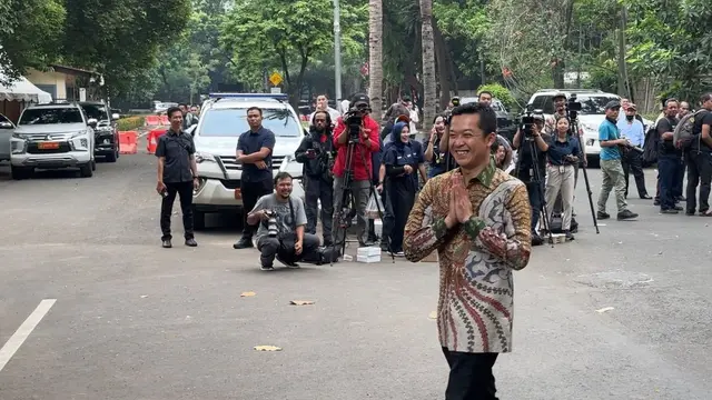 Legenda bulu tangkis Indonesia, Taufik Hidayat, mendatangi kediaman Presiden terpilih Prabowo Subianto di Kertanegara, Jakarta Selatan, Selasa (15/10/2024). (Liputan6.com/Nanda Perdana Putra)