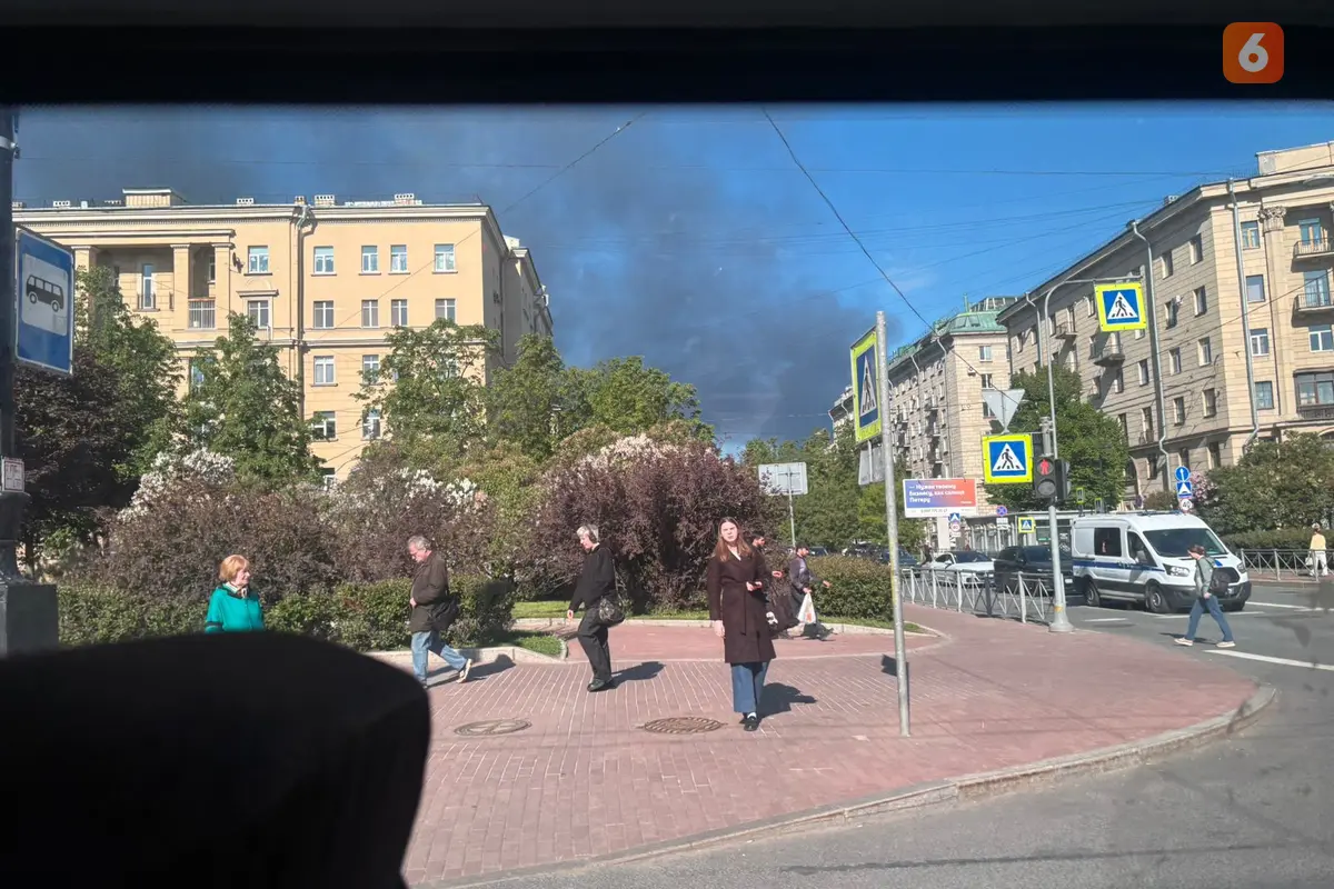 Asap hitam tampak membumbung tinggi di langit St. Petersburg, Rusia, pada Selasa (3/6/2026) pukul 08.53 waktu setempat setelah serangan drone menghantam terminal minyak. Serangan itu terjadi menjelang pembukaan Forum Ekonomi Internasional St. Petersburg.