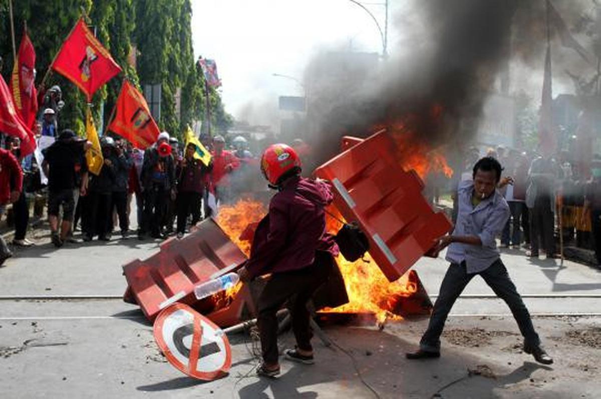 Rel diblokir, perjalanan KA terganggu