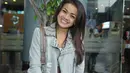 Artis 34 tahun ini merasa enjoy dengan rambut hitam panjangnya, Jumat (23/5/14). (Liputan6.com/Panji Diksana)