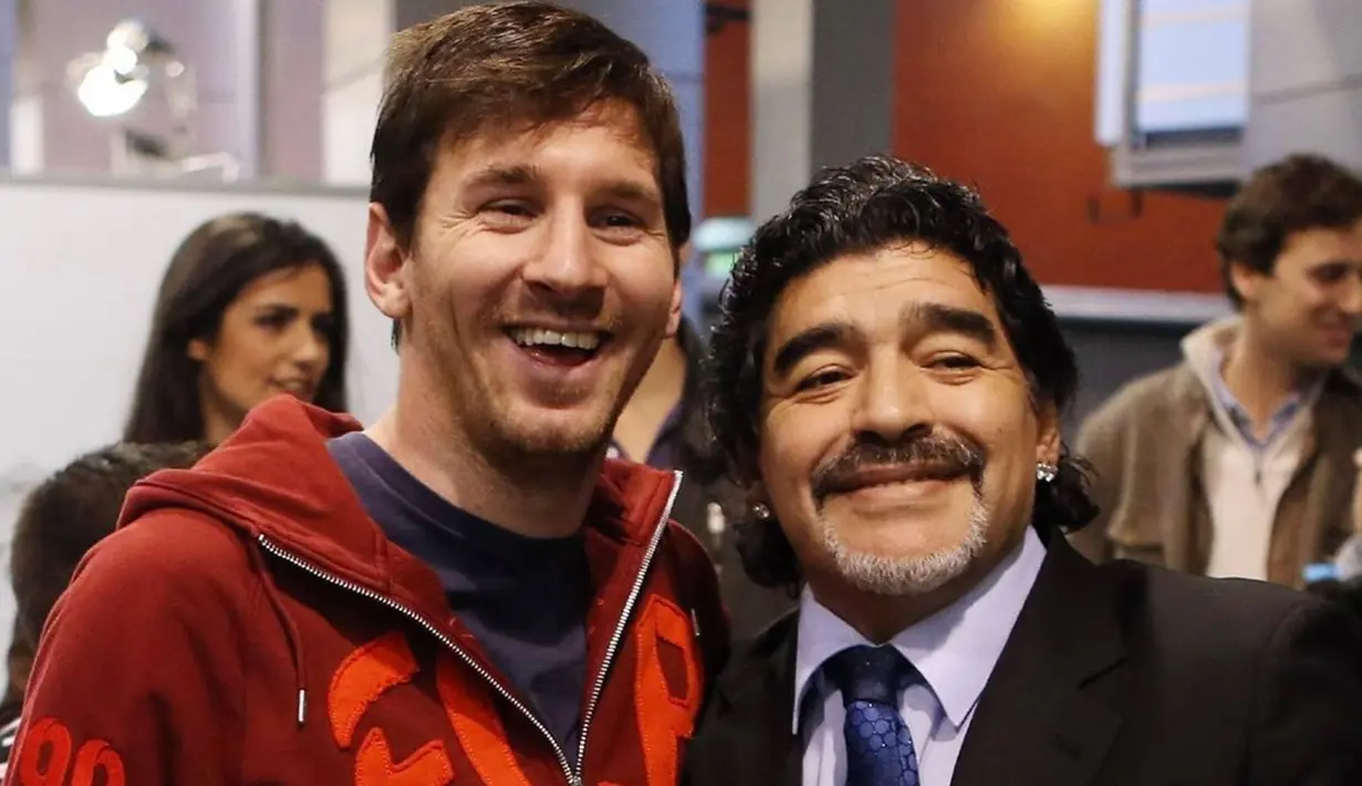 Lionel Messi sangat menghormati sosok mendiang Diego Maradona. Kedekatan Messi dan Maradona pun sangat menarik untuk disaksikan. Maradona juga terlihat begitu bangga ada sosok hebat di timnas Argentina setelah dirinya. (Liputan6.com/IG/leomessi)