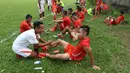 Pemain Persija Jakarta, Sutanto Tan, bercanda bersama rekan-rekannya saat melakukan uji coba melawan Villa 2000 di Lapangan POR Pelita Jaya, Sawangan, Sabtu (23/4/2016). (Bola.com/Nicklas Hanoatubun)