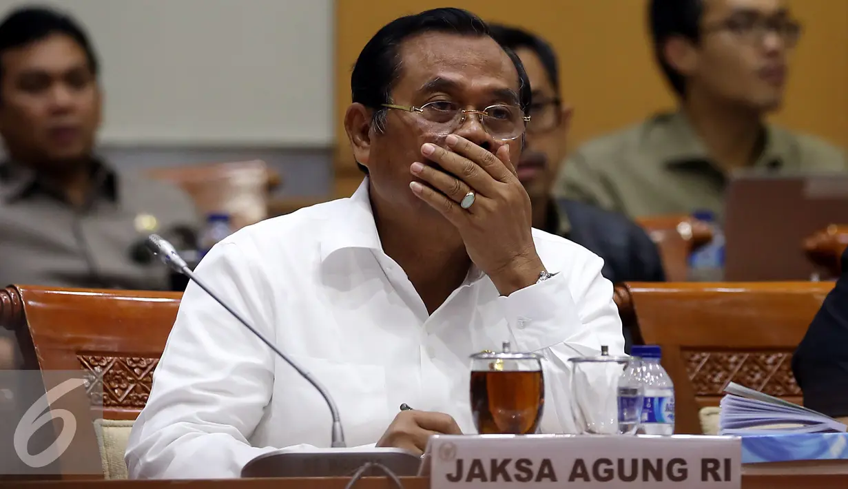 Jaksa Agung HM Prasetyo saat mengikuti rapat kerja dengan Komisi III DPR di Kompleks Parlemen, Senayan, Selasa (6/12). Menurut Prasetyo pihaknya akan menjelaskan sejumlah kasus-kasus aktual termasuk kasus dugaan penistaan agama. (Liputan6.com/Johan Tallo)