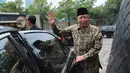 Mantan Wapres Hamzah Haz melambaikan tangan saat akan meninggalkan Gedung KPK, Jakarta, Kamis (2/4/2015). Mantan Ketum PPP itu menjenguk mantan Bupati Bangkalan Fuad Amin Imron di rutan KPK. (Liputan6.com/Herman Zakharia)
