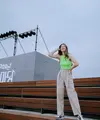 Luna Maya menjadi salah satu selebritas yang sering hadir di konser dan festival musik. Gayanya begitu effortless, memadukan nuansa chic dan kasual yang seru untuk ditiru. [Foto: Luna Maya/ Instagram]
