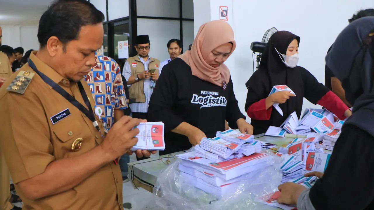 Pj Wali Kota Tangerang Nurdin meninjau proses pelipatan dan penyortiran kertas suara untuk Pilkada Kota Tangerang.