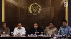 Ketua DPR, Bambang Soesatyo menerima Ketua BPK RI, Moermahadi Soerja Djanegara di Kompleks Parlemen, Jakarta, Rabu (31/1). BPK menyerahkan laporan audit investigatif terhadap proses pembangunan Terminal Peti Kemas (TPK) Koja. (Liputan6.com/Johan Tallo)