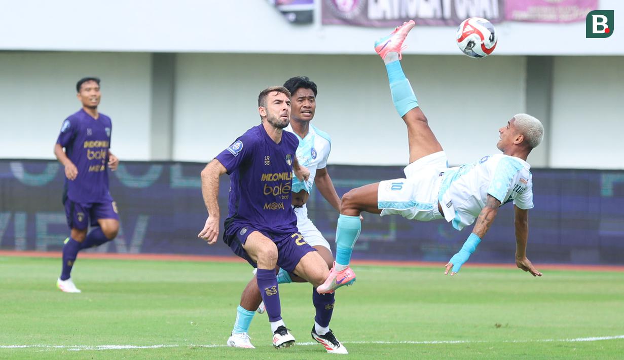 Pemain PSBS Biak, Luquinhas Luquinhas melakukan tendangan salto ke gawang Persita Tangerang dalam laga BRI Super League 2025/2026 di Indomilk Arena, Tangerang, Banten, Senin (16/02/2026). (Bola.com/M Iqbal Ichsan)