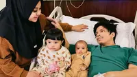 Usai menjalani operasi Atta Halilintar dijenguk kedua putrinya, Ameena dan Azura. [Foto: Instagram/atta.halilintar]