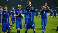 Pemain timnas Islandia bertepuk tangan usai laga Grup I Kualifikasi Piala Dunia 2018 melawan Kosovo di Laugardalsvollur, Senin (9/10). Islandia mencatat sejarah sebagai negara terkecil yang lolos ke Piala Dunia setelah menang 2-0. (AP/Brynjar Gunnarsson)