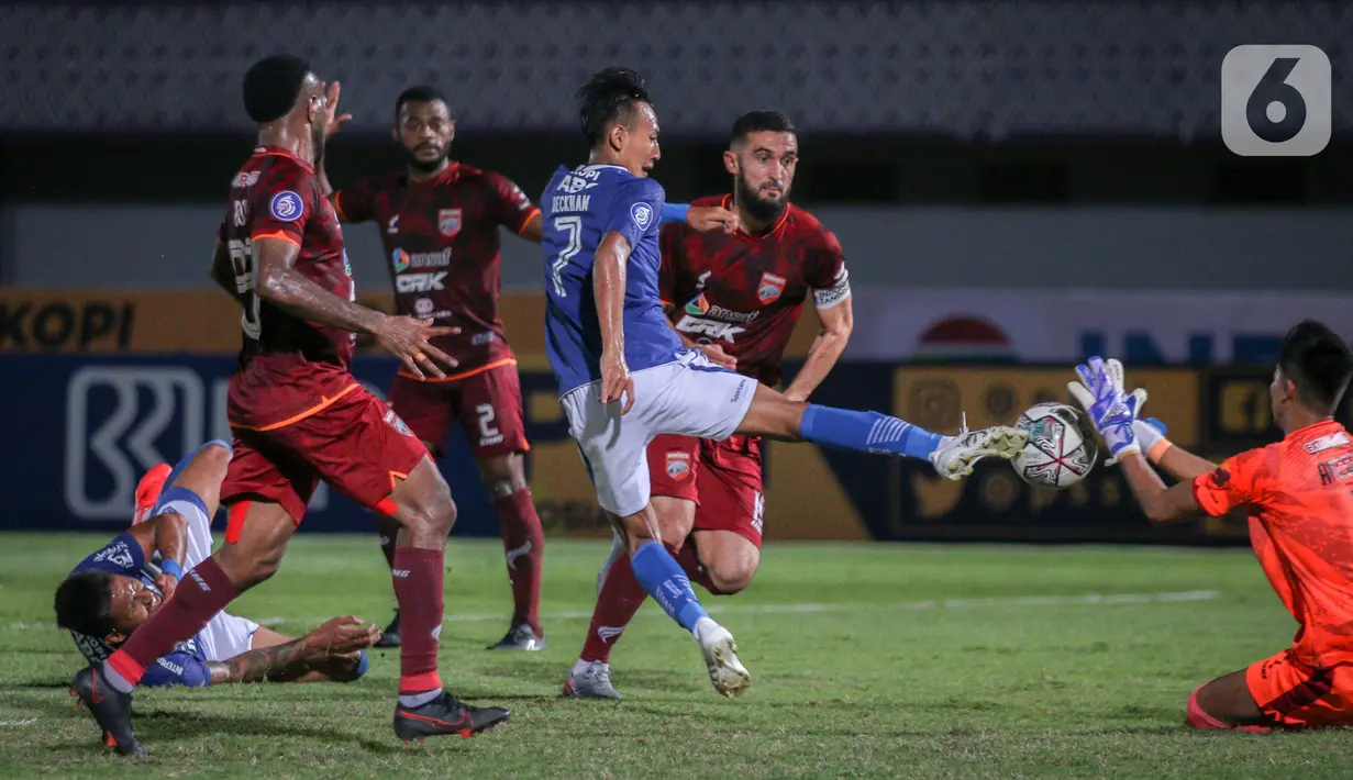 Penyerang Persib Bandung Beckham Putra berusaha mencetak gol ke gawang Borneo FC 
saat laga pekan keempat BRI Liga 1 2021/2022 di Stadion Indomilk Arena, Tangerang, Kamis (23/9/2021). Laga berakhir dengan skor 0-0. (Bola.com/Bagaskara Lazuardi)