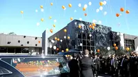 Keluarga dan kerabat Myuran Sukumaran melepaskan balon saat upacara pemakamannya di Gereja, Sydney, Australia, Sabtu (9/5/2015). Myuran Sukumaran dieksekusi mati pemerintah Indonesia pada Rabu 29 April lalu . (REUTERS/Adam Taylor)