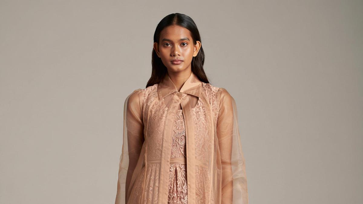 8 Pilihan Long Dress Brokat Warna Nude Terfavorit, Cocok untuk Undangan hingga Wisuda
