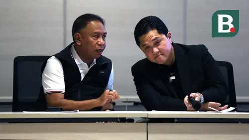 <p>Ketua Umum PSSI, Erick Thohir (kanan) berbincang dengan wakil ketua umum PSSI 1, Zainudin Amali saat konferensi pers mengenai Piala Dunia U-17 2023 di Menara Danareksa, Jakarta, Sabtu (24/06/2023). (Bola.com/Bagaskara Lazuardi)</p>