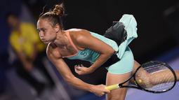 Petenis Ukraina, Kateryna Bondarenko melakukan servis kearah petenis Swiss, Belinda Bencic pada hari ke-5 turnamen tenis Australian Open 2016  di Melbourne, Jumat (22/1/2016). (AFP/Greg Wood)