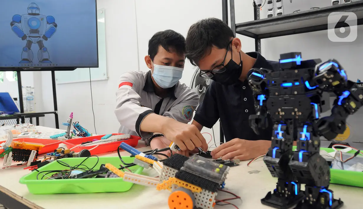 Mahasiswa magang merakit robot di Kampong Robot, Sarua, Ciputat, Tangerang Selatan, Banten, Jumat (18/3/20222). Kampong Robot di bawah naungan International Youth Robotic Associaton (IYRA) Indonesia berdiri sejak 2020. (merdeka.com/Arie Basuki)