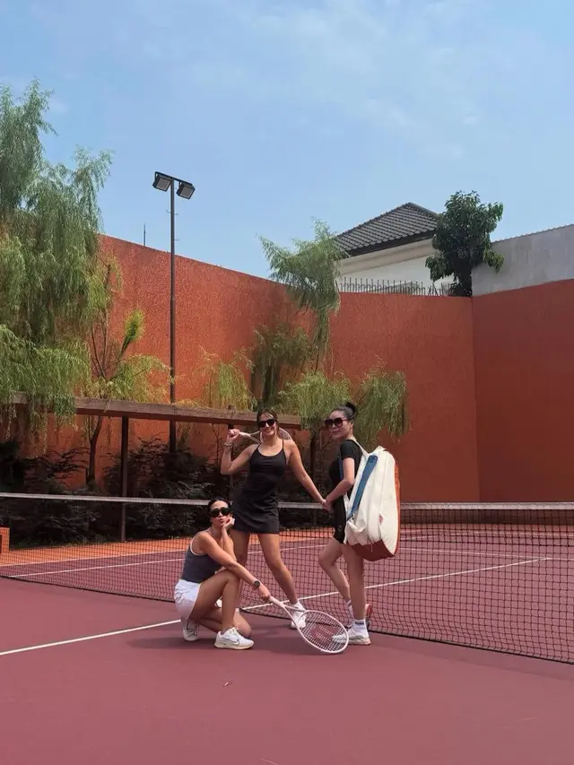 Nia Ramadhani main tenis (Instagram/@ramadhaniabakrie)