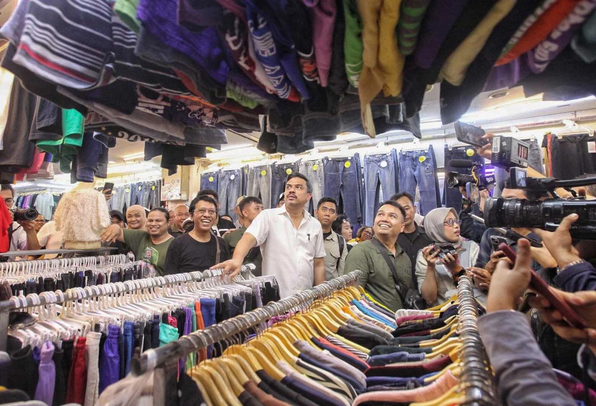 FOTO: Menteri UMKM Tinjau Aktivitas Thrifting di Pasar Senen, Pedagang Sampaikan Aspirasi