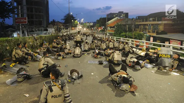 Tengah Bertugas Mengamankan, Polisi Tetap Sempatkan Salat Maghrib