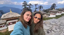 Gugusan pegunungan Himalaya yang membentang luas memberikan sensasi pemandangan indah kemanapun memandang. Seperti dalam potret yang diunggah Luna Maya dalam Instagramnya tersebut. Sampai saat ini sudah ada beberapa selebriti yang pernah mengunjungi Bhutan seperti Nikita Willy.
(Liputan6.com/IG/@lunamaya)