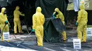  Tim Pasukan Gerak Cepat (PGC) melakukan sterilisasi sebuah mobil yang kedapatan positif terjangkit pandemi influenza H7N9 saat simulasi penanganan Episenter Pandemi Influenza di Puspiptek Tangerang Selatan, Rabu (20/9). (Liputan6.com/Helmi Afandi)