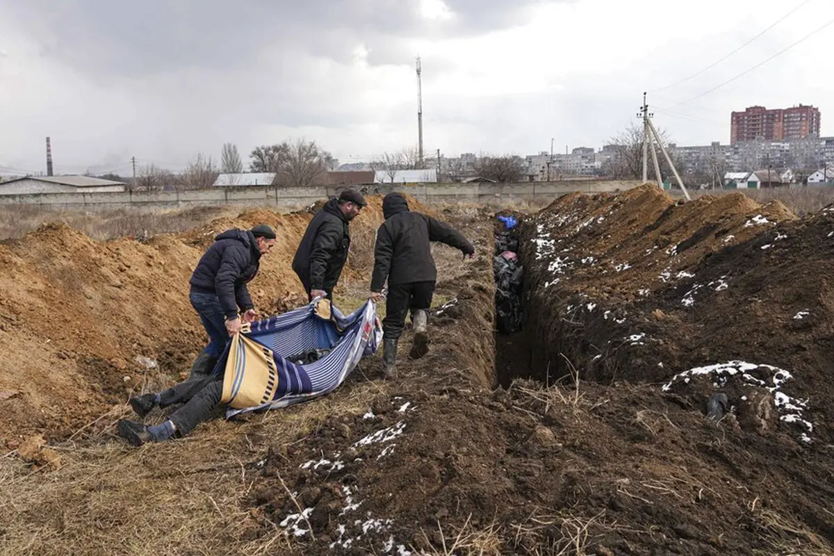 FOTO: Pemakaman Massal di Tengah Serangan Pasukan Rusia