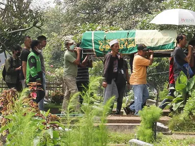 Keluarga dan kerabat membawa mendiang pelawak Irni Yusnita alias Rini S Bon Bon saat ingin dimakamkan di TPU Kawi Kawi, Johar Baru, Jakarta, Senin (11/7/2022). Pelawak Rini S Bon Bon  meninggal dunia pada hari Minggu sore (10/7/2022), sebelum berpulang rini sempat mengidap  sakit diabetes. (Liputan6.com/Herman Zakharia)