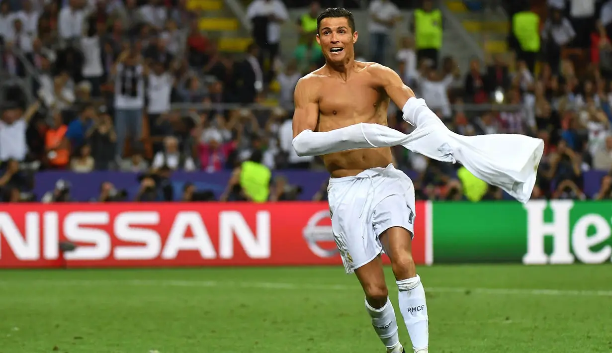 Bintang Real Madrid, Cristiano Ronaldo, merayakan gol penentu kemenangan atas Atletico Madrid pada final Liga Champions.  Pria Portugal ini sukses membawa El Real mencapai La Decima atau gelar ke-10 pada Liga Champions. (AFP/Gerard Julien)