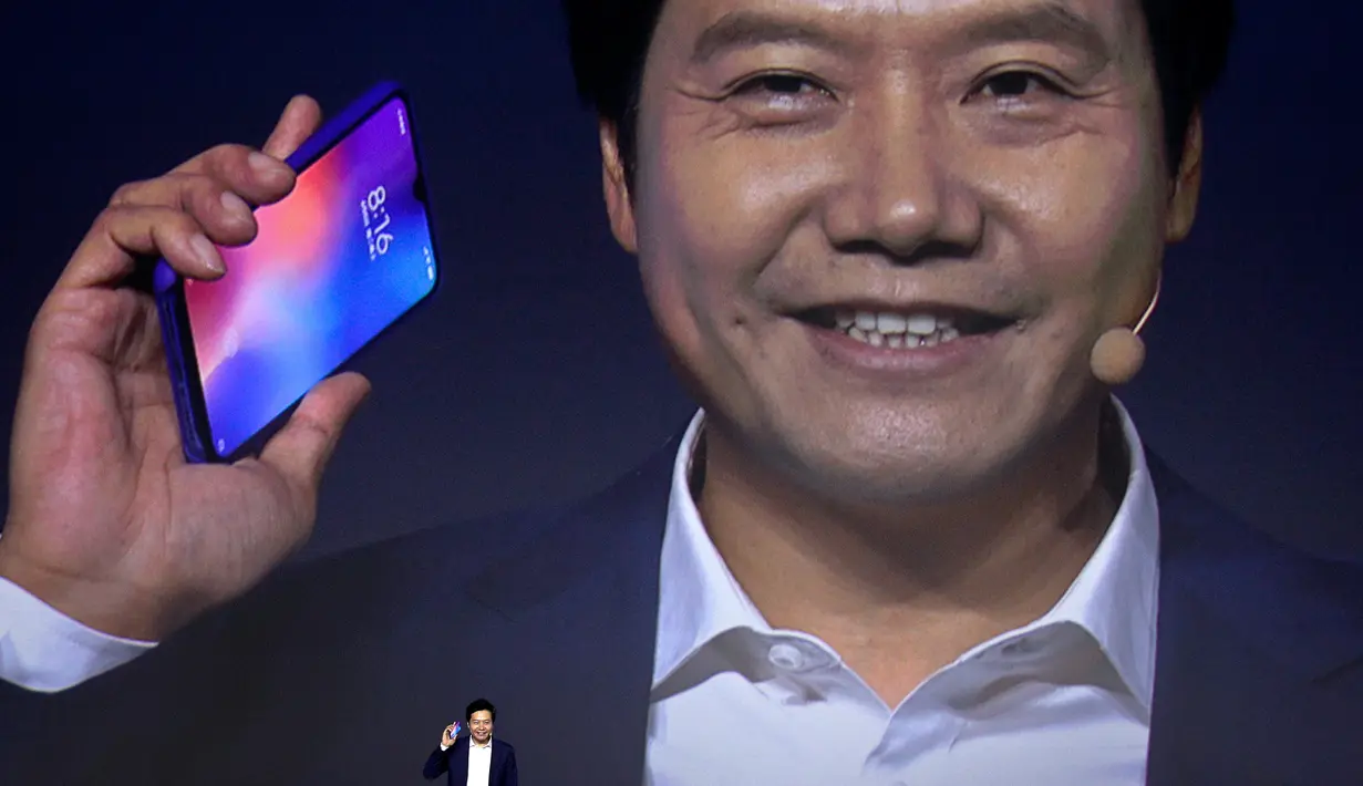 CEO Xiaomi Lei Jun memperkenalkan smartphone Xiaomi Mi 9 dalam acara peluncuran di Beijing, China, Rabu (20/2). Rencananya, Xiaomi Mi 9 akan diperkenalkan untuk pasar global pada gelaran Mobile World Congress (MWC) 2019. (AP Photo/Andy Wong)